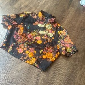 Frog closure crop top with floral design print